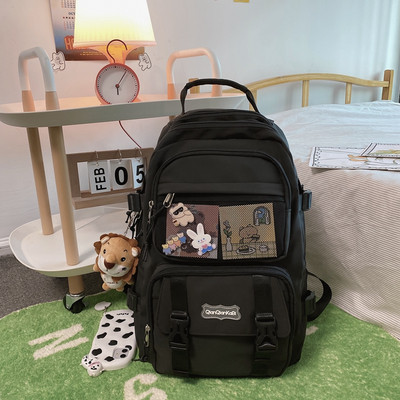 Γυναικείο σακίδιο με φερμουάρ και αγκράφες