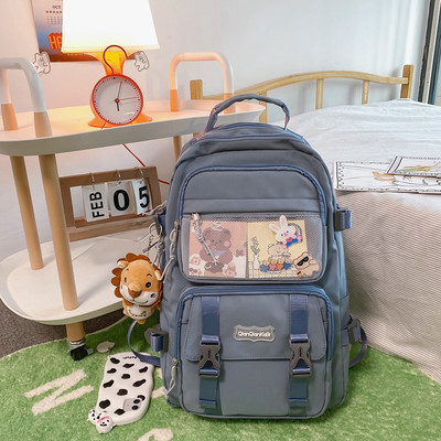 Γυναικείο σακίδιο με φερμουάρ και αγκράφες