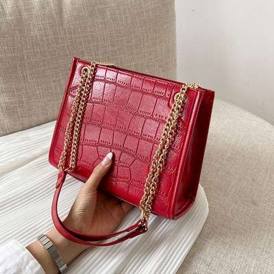 Σύγχρονη γυναικεία τσάντα από οικολογικό δέρμα με μεταλλική αλυσίδα στον ώμο