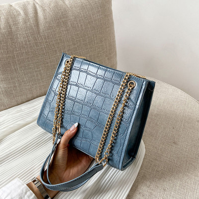 Σύγχρονη γυναικεία τσάντα από οικολογικό δέρμα με μεταλλική αλυσίδα στον ώμο