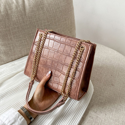 Σύγχρονη γυναικεία τσάντα από οικολογικό δέρμα με μεταλλική αλυσίδα στον ώμο