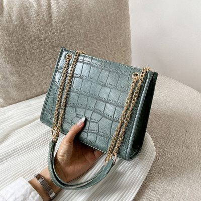 Σύγχρονη γυναικεία τσάντα από οικολογικό δέρμα με μεταλλική αλυσίδα στον ώμο