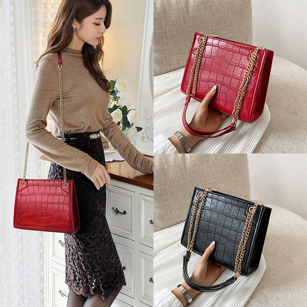 Σύγχρονη γυναικεία τσάντα από οικολογικό δέρμα με μεταλλική αλυσίδα στον ώμο