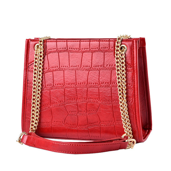 Σύγχρονη γυναικεία τσάντα από οικολογικό δέρμα με μεταλλική αλυσίδα στον ώμο