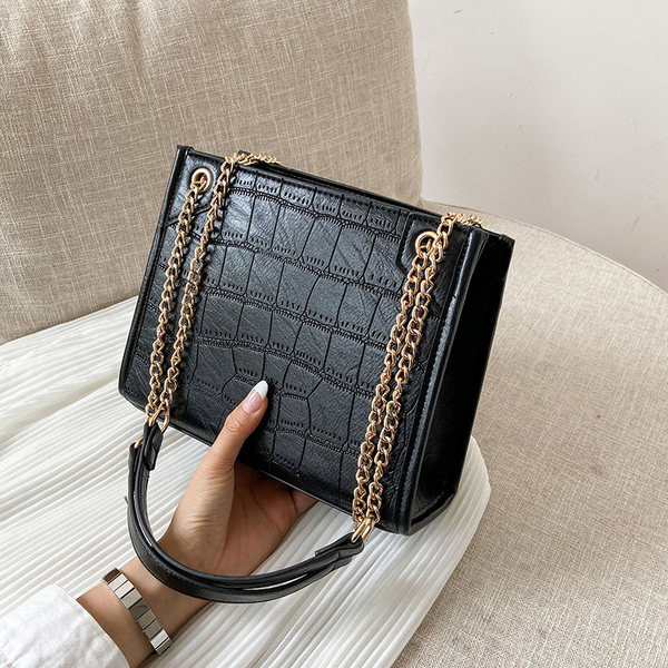 Σύγχρονη γυναικεία τσάντα από οικολογικό δέρμα με μεταλλική αλυσίδα στον ώμο