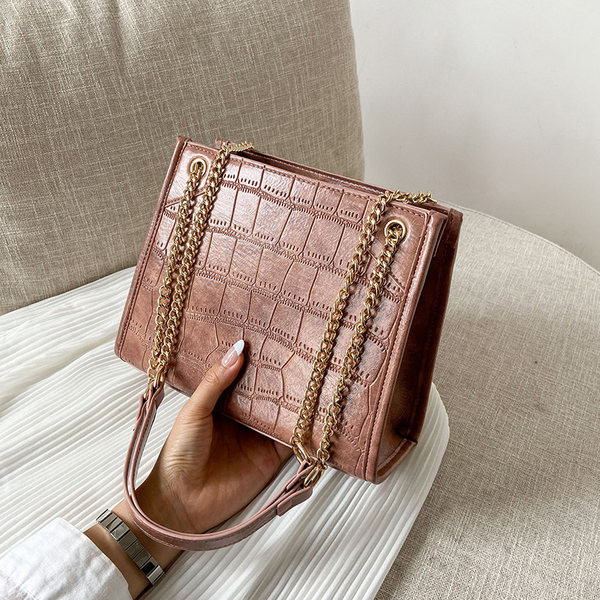 Σύγχρονη γυναικεία τσάντα από οικολογικό δέρμα με μεταλλική αλυσίδα στον ώμο