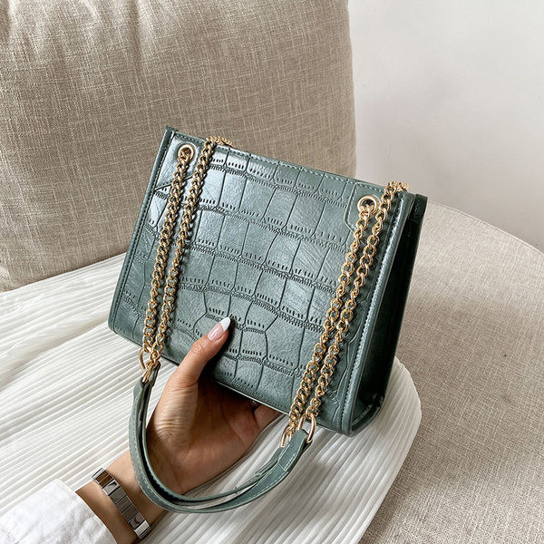 Σύγχρονη γυναικεία τσάντα από οικολογικό δέρμα με μεταλλική αλυσίδα στον ώμο