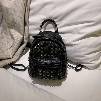 Σύγχρονη μικρή τσάντα με μεταλλικά πριτσίνια