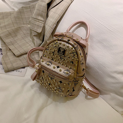 Σύγχρονη μικρή τσάντα με μεταλλικά πριτσίνια