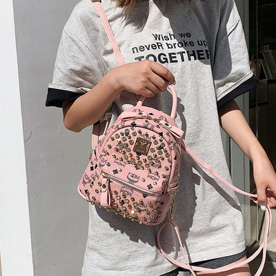 Σύγχρονη μικρή τσάντα με μεταλλικά πριτσίνια