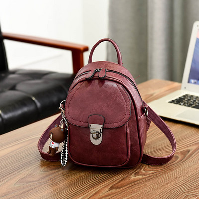 Γυναικείο σακίδιο από οικολογικό δέρμα με μπρελόκ