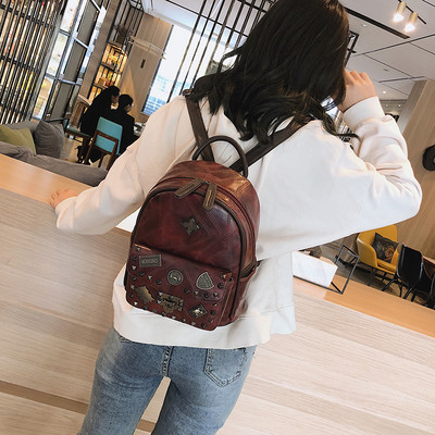 Jauns eko-ādas mugursomas modelis ar metāla kniedēm