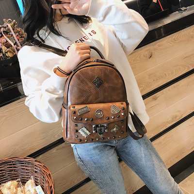 Jauns eko-ādas mugursomas modelis ar metāla kniedēm