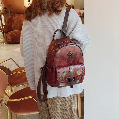 Jauns eko-ādas mugursomas modelis ar metāla kniedēm