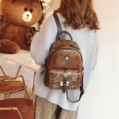 Jauns eko-ādas mugursomas modelis ar metāla kniedēm