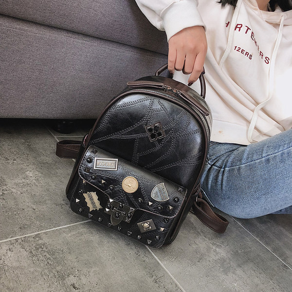 Jauns eko-ādas mugursomas modelis ar metāla kniedēm