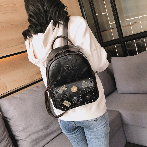 Jauns eko-ādas mugursomas modelis ar metāla kniedēm