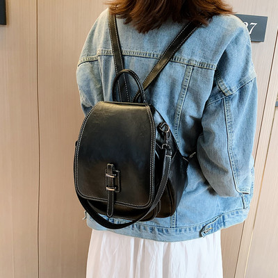 Γυναικείο σακίδιο απλό μοντέλο με μεταλλικό κούμπωμα