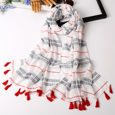 Vasaras sieviešu šalle no plāna auduma ar pušķiem