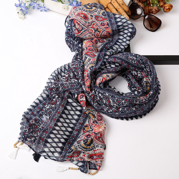 Vasaras sieviešu šalle no plāna auduma ar pušķiem