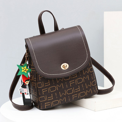 Γυναικείο σακίδιο από οικολογικό δέρμα με μεταλλική στερέωση και μπρελόκ