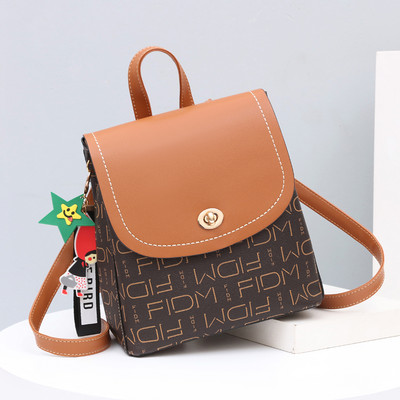 Γυναικείο σακίδιο από οικολογικό δέρμα με μεταλλική στερέωση και μπρελόκ