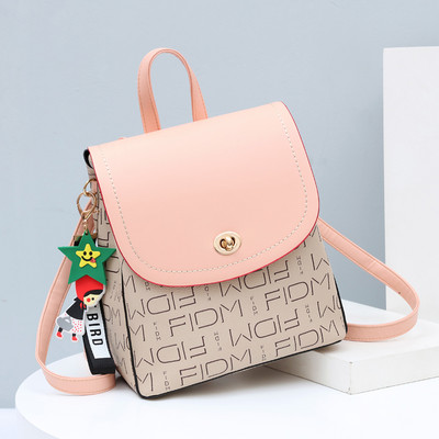 Γυναικείο σακίδιο από οικολογικό δέρμα με μεταλλική στερέωση και μπρελόκ