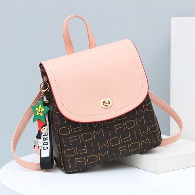 Γυναικείο σακίδιο από οικολογικό δέρμα με μεταλλική στερέωση και μπρελόκ