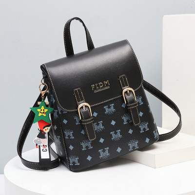 Γυναικείο δερμάτινο σακίδιο πλάτης με μεταλλική αγκράφα