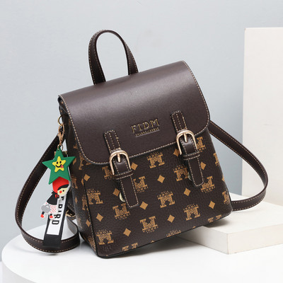 Γυναικείο δερμάτινο σακίδιο πλάτης με μεταλλική αγκράφα