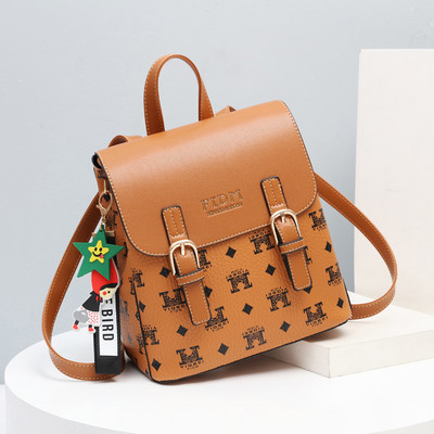 Γυναικείο δερμάτινο σακίδιο πλάτης με μεταλλική αγκράφα