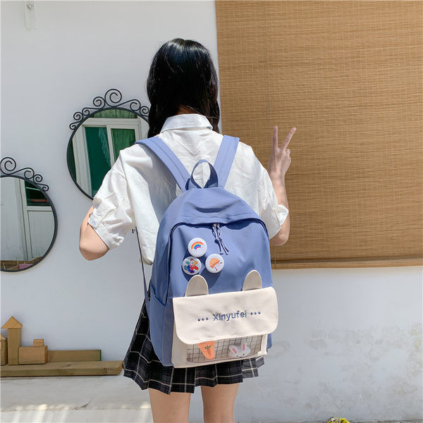 Ikdienas mugursoma ar kabatu un 3D elementiem