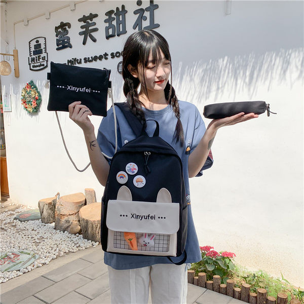 Ikdienas mugursoma ar kabatu un 3D elementiem