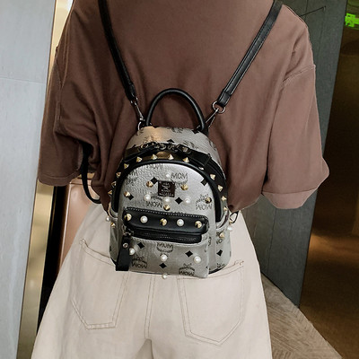 Νέο σακίδιο μικρού μεγέθους κατασκευασμένο από οικολογικό δέρμα με μαργαριτάρια και μεταλλικά πούλια