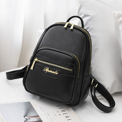 Γυναικείο σακίδιο από οικολογικό δέρμα με μεταλλικό στοιχείο και φερμουάρ