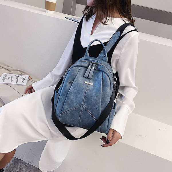 Ženski ruksak od eko kože sa patentnim zatvaračima