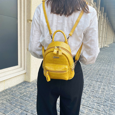 Μοντέρνο γυναικείο σακίδιο από ανάγλυφο δέρμα - δύο μεγέθη