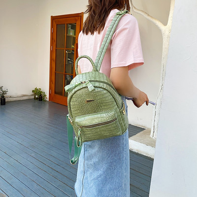 Μοντέρνο γυναικείο σακίδιο από ανάγλυφο δέρμα - δύο μεγέθη