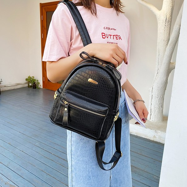 Μοντέρνο γυναικείο σακίδιο από ανάγλυφο δέρμα - δύο μεγέθη