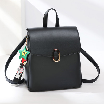 Γυναικείο σακίδιο με μεταλλικό στοιχείο και μπρελόκ