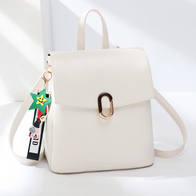 Γυναικείο σακίδιο με μεταλλικό στοιχείο και μπρελόκ