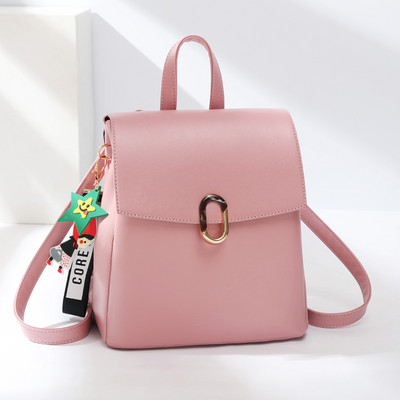 Γυναικείο σακίδιο με μεταλλικό στοιχείο και μπρελόκ