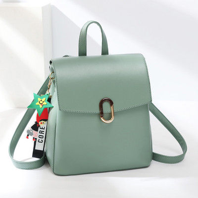 Γυναικείο σακίδιο με μεταλλικό στοιχείο και μπρελόκ