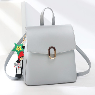 Γυναικείο σακίδιο με μεταλλικό στοιχείο και μπρελόκ