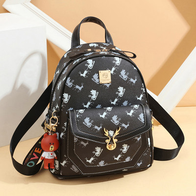 Γυναικείο σακίδιο από οικολογικό δέρμα με εφαρμογές και μεταλλικά στοιχεία