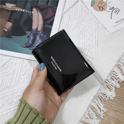 Aktuāls sieviešu maks ar aizdari un uzrakstu