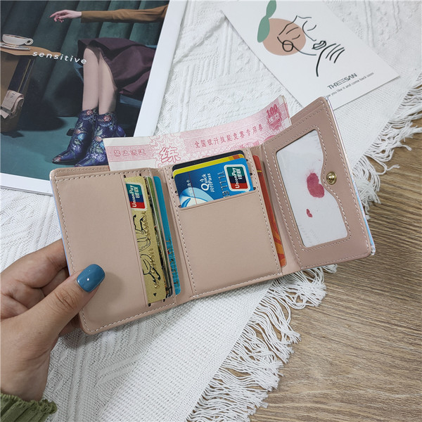 Aktuāls sieviešu maks ar aizdari un uzrakstu