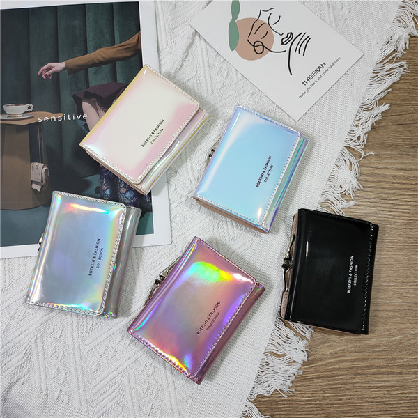 Aktuāls sieviešu maks ar aizdari un uzrakstu