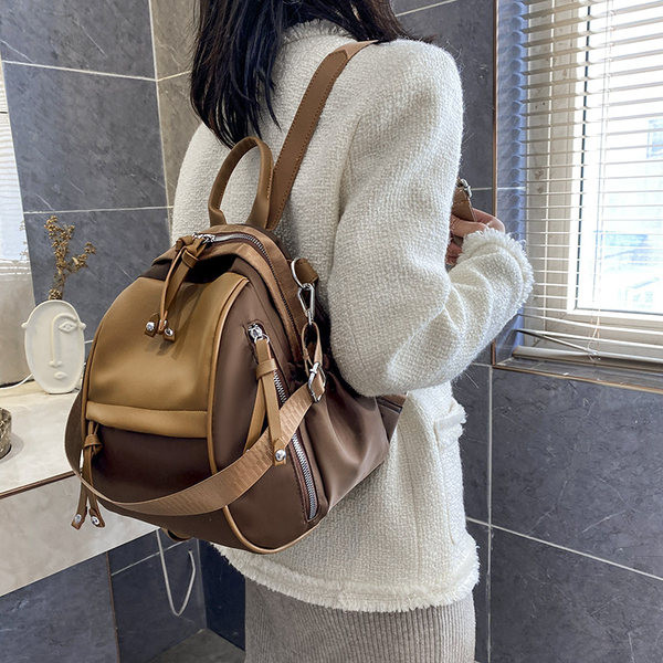 Liela ikdienas mugursoma ar rāvējslēdzējiem