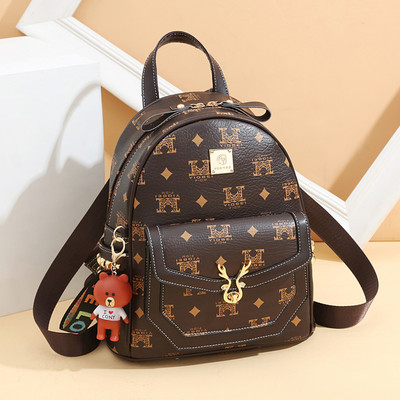 Μοντέρνο γυναικείο σακίδιο με απλικέ και μπροστινή τσέπη - οικολογικό δέρμα